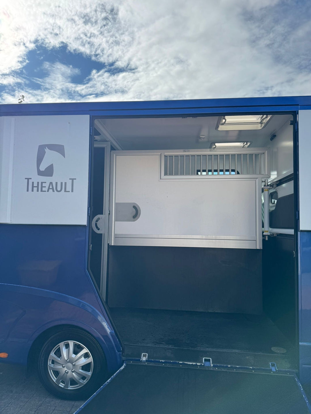 Theault - ProTeo 5L Switch Horsebox (2022)