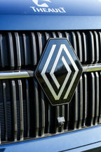 Front grille of a Theault Aero Master horsebox on the Renault Master chassis