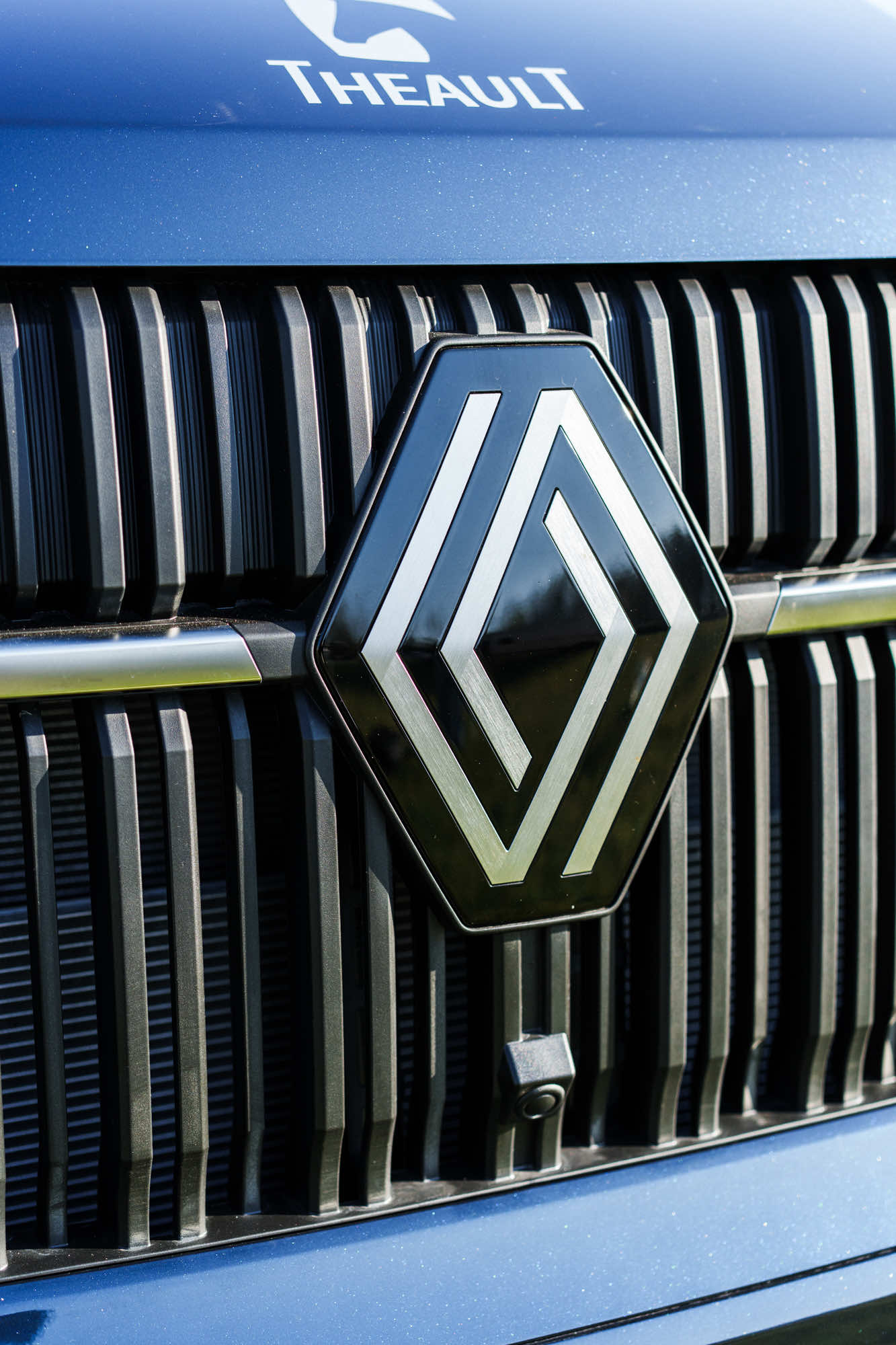 Front grille of a Theault Aero Master horsebox on the Renault Master chassis