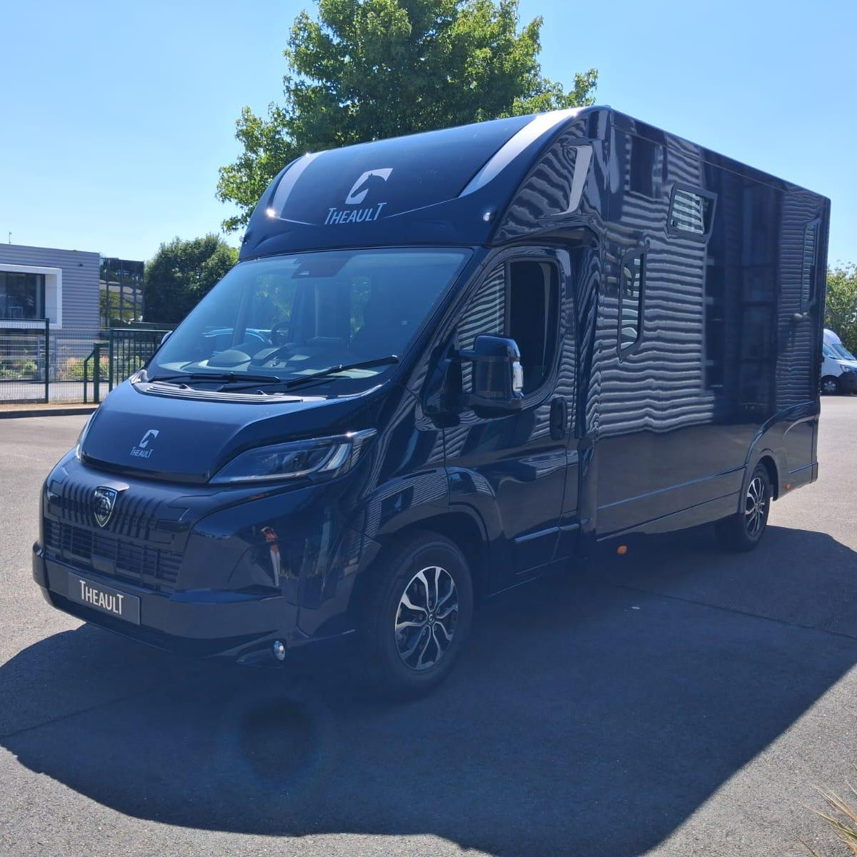 Theault - Xteo Horsetruck 5-seater (2026)