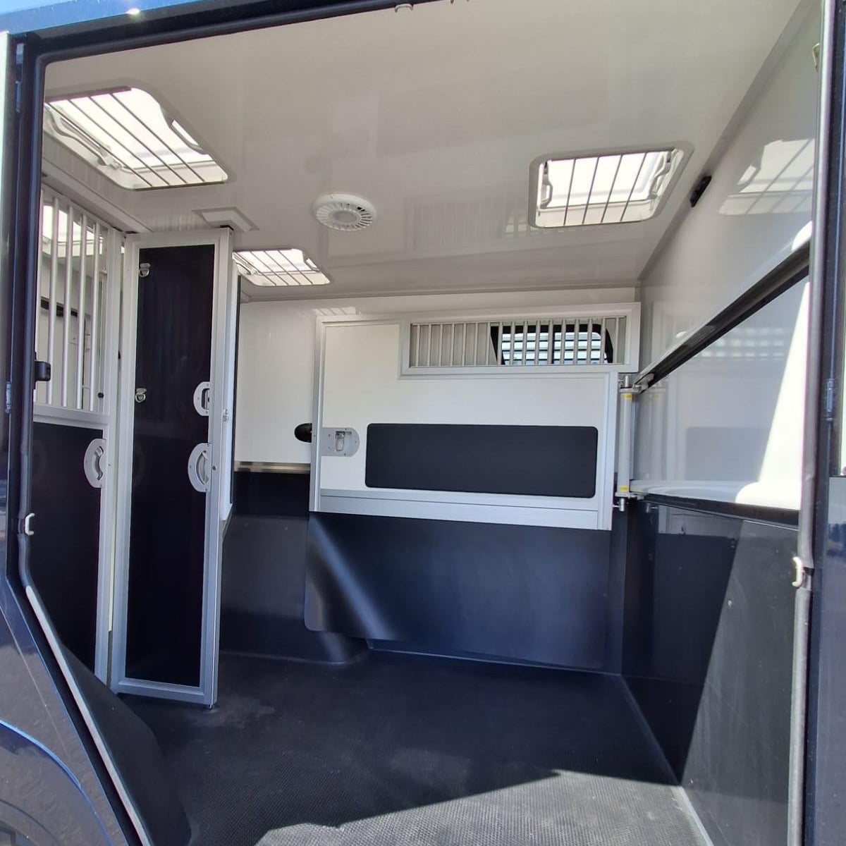 Theault - Xteo Horsetruck 5-seater (2026)