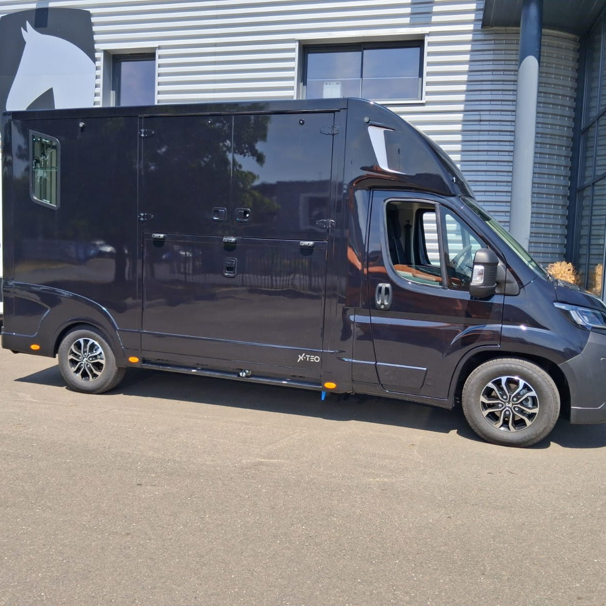 Theault - Xteo Horsetruck 3-seater (2026)