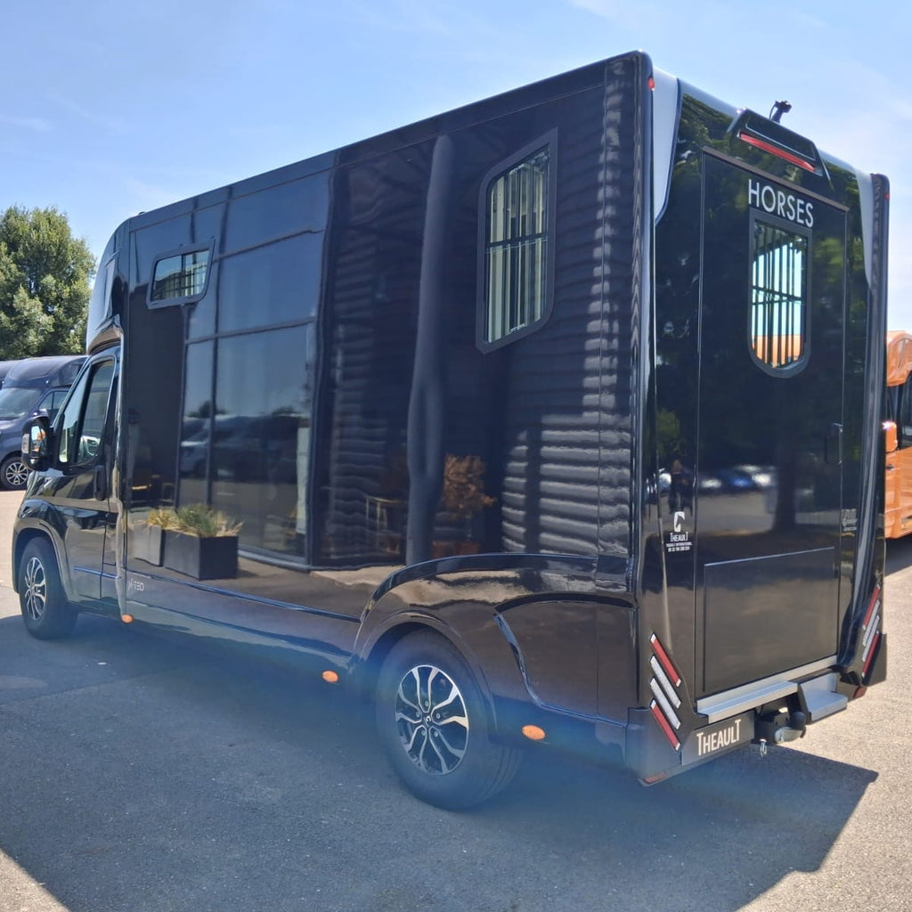 Theault - Xteo Horsetruck 3-seater (2026)