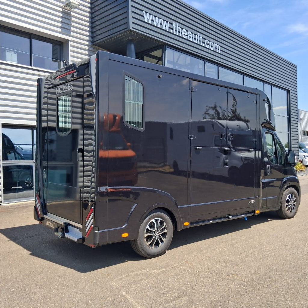 Theault - Xteo Horsetruck 3-seater (2026)